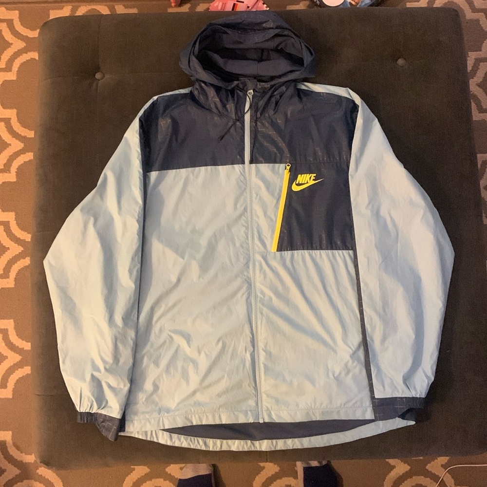 Gently used Nike windbreaker with hood - Size 2XL